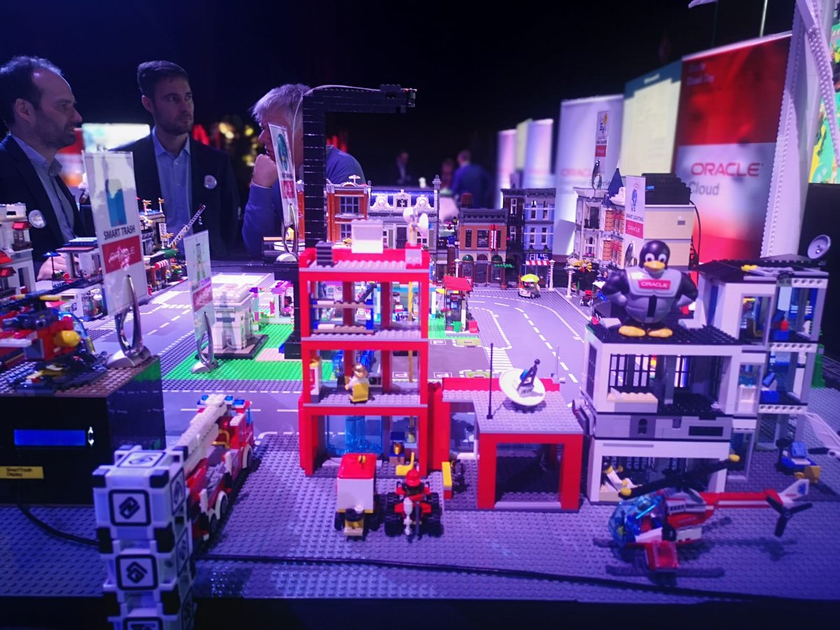 Jon_WFS's tweet photo. Oracle Linux and Tux @OracleCloud Day in Belgium,helping our customers with Oracle IoT to create smart cities  #Lego #smartcities #oraclelinux #oraclecloudday #iotplatform https://t.co/lbbMvMS7Ef