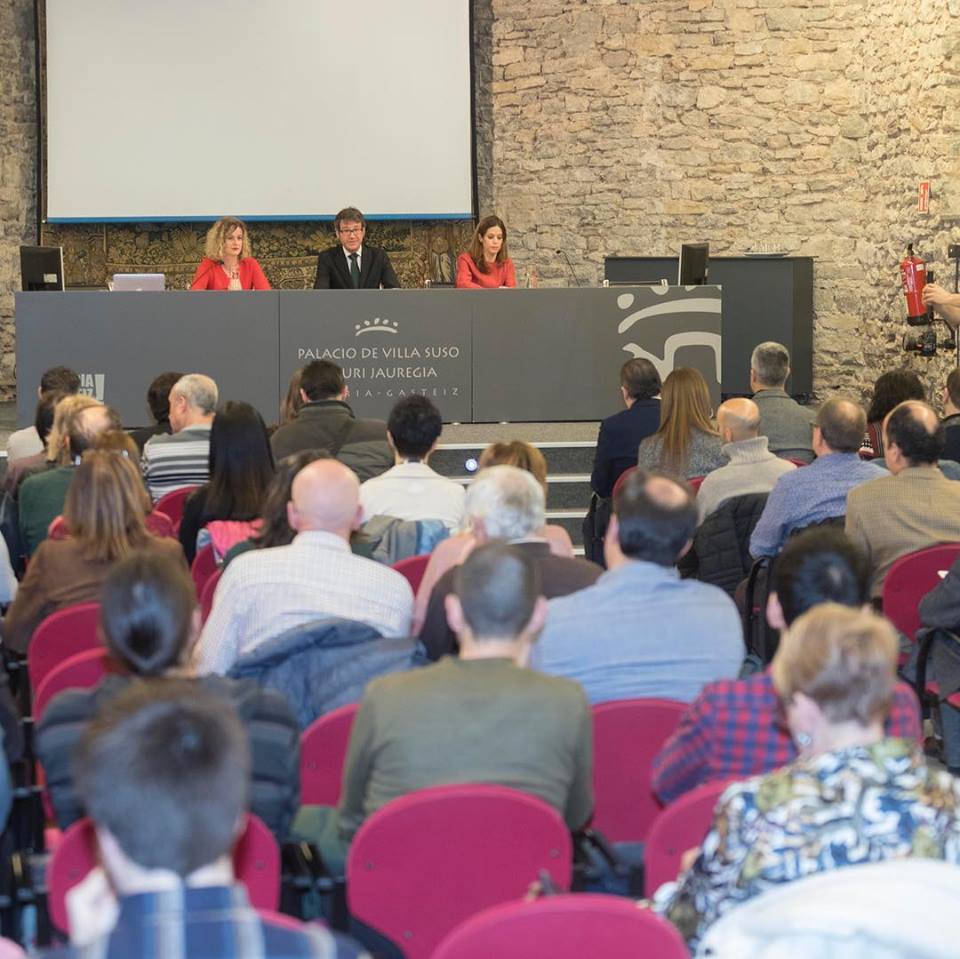 PSEporAlava's tweet photo. ℹ Inauguración del simposio “#LucesDeVanguardia”, que marca el comienzo del programa del @umbralightfest, para reflexionar y exponer los últimos avances tecnológicos ligados a la iluminación, el turismo de estrellas o astroturismo.
+INFO... https://t.co/n9g5fl8Llt https://t.co/cb4T9YziJs