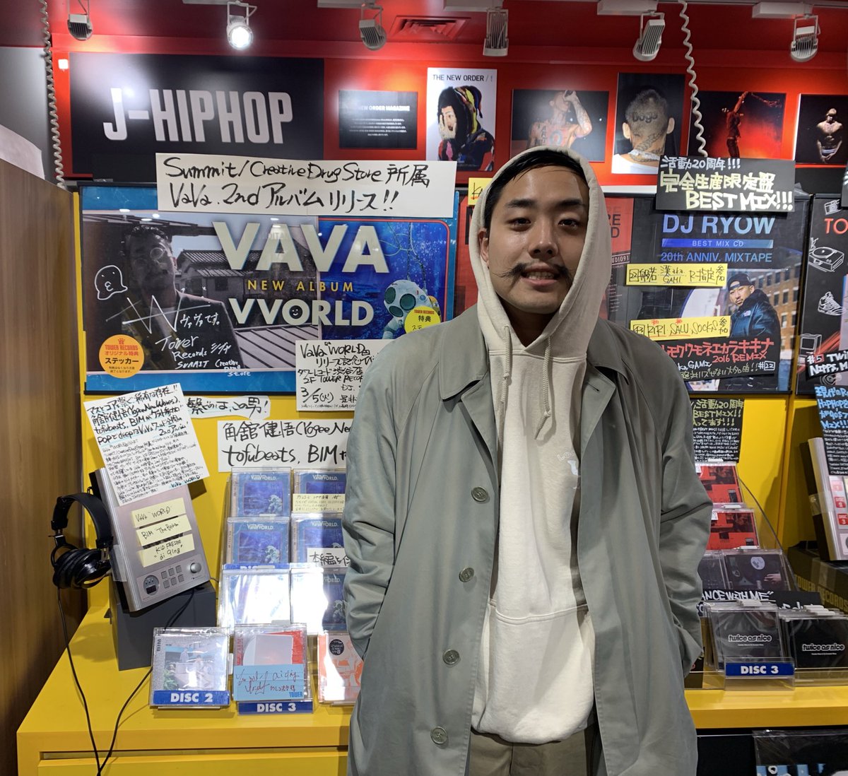 TOWER_Shibuya's tweet photo. 【#SUMMIT】『#VVORLD』をリリースした #VaVa さんご来店!!いつもありがとうございます!待望の2ndアルバム!多彩なトラックはHIP HOPファンのみならず必聴の傑作…!!3.6Fにて大プッシュ!!
渋谷店では2Fにてインストアイベントも開催!是非チェックを🎵#タワ渋訪店 https://t.co/EP27p1Z8Zj
(ウ) https://t.co/k0l5hHnZly