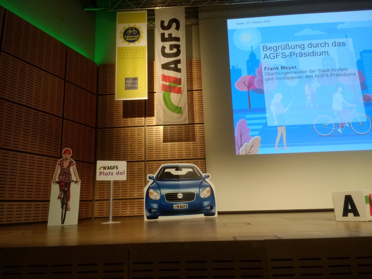 efi_essen's tweet photo. Frank Meyer, Vorsitzender des Präsidiums der @AGFS_NRW: Wir müssen nicht nur über Verbote sprechen, sondern auch über Angebote! Angebote für Fuß und Rad! Dabei kommt es aber auf die Akzeptanz der Infrastruktur an.

#agfs19  #PlatzDa https://t.co/HD0tslOKI6