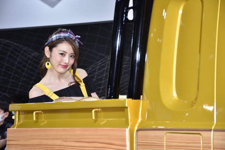 yokovic627's tweet photo. 2/11 【大阪オートメッセ】
スズキブース
丸山帆成美さん(@honamimaruyama)⑤
#SUZUKI #JIMNY #SIERRA #PICKUPSTYLE https://t.co/c8PzDXYrs0