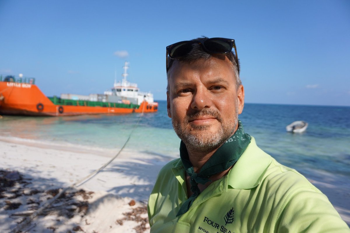 Hotel_Logistics's tweet photo. Really a year ago that I grew a beard, oh and was on #Desroche #Seychelles @FSSeychelles preopening. A day by the beach mean't the barge arrived. 😜 🐢🌞
#OSE
#Anniversary https://t.co/aq3F7FjLOj