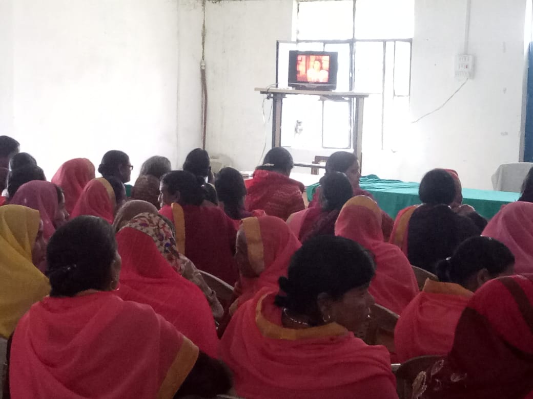 UPGovt's tweet image. #UPCM श्री @myogiadityanath जी द्वारा किशोरी बालिकाओं के लिए स्कीम फॉर एडोलेसेंट गर्ल्स (एसएजी) के शुभारम्भ कार्यक्रम का जनपद बागपत में आंगनबाड़ी कार्यकत्रियां लाइव प्रसारण देखते हुए।