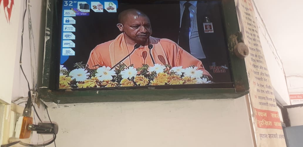 UPGovt's tweet image. #UPCM श्री @myogiadityanath जी द्वारा किशोरी बालिकाओं के लिए स्कीम फॉर एडोलेसेंट गर्ल्स (एसएजी) के शुभारम्भ कार्यक्रम का जनपद बागपत में आंगनबाड़ी कार्यकत्रियां लाइव प्रसारण देखते हुए।