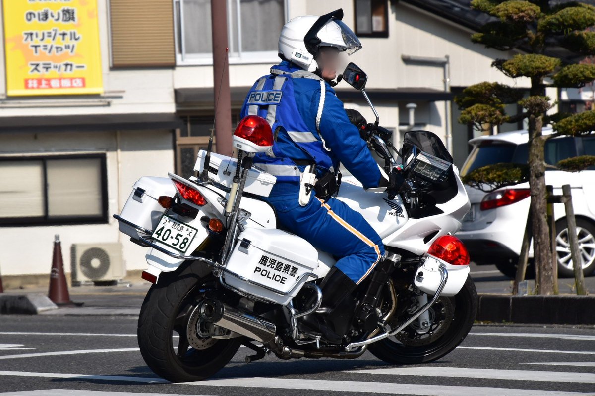 Mf10l33 En Twitter 駅伝警備の鹿児島交機の白バイに数台だけドラレコ装備の車両がいました 宮崎県警等と同じdriveman Bs 8で 新型cb2台とfjr3台に確認出来ました 1枚目の隊員だけヘルメットに 他は車体に装備 数多くいたcbですが新型以外には装備されてなかった Mf10l33 En Twitter 駅伝警備の鹿児島交機の白バイに数台だけドラレコ装備の車両がいました 宮崎県警等と同じdriveman Bs 8で 新型cb2台とfjr3台に確認出来ました 1枚目の隊員だけヘルメットに 他は車体に装備 数多くいたcbですが新型以外には装備されてなかった
