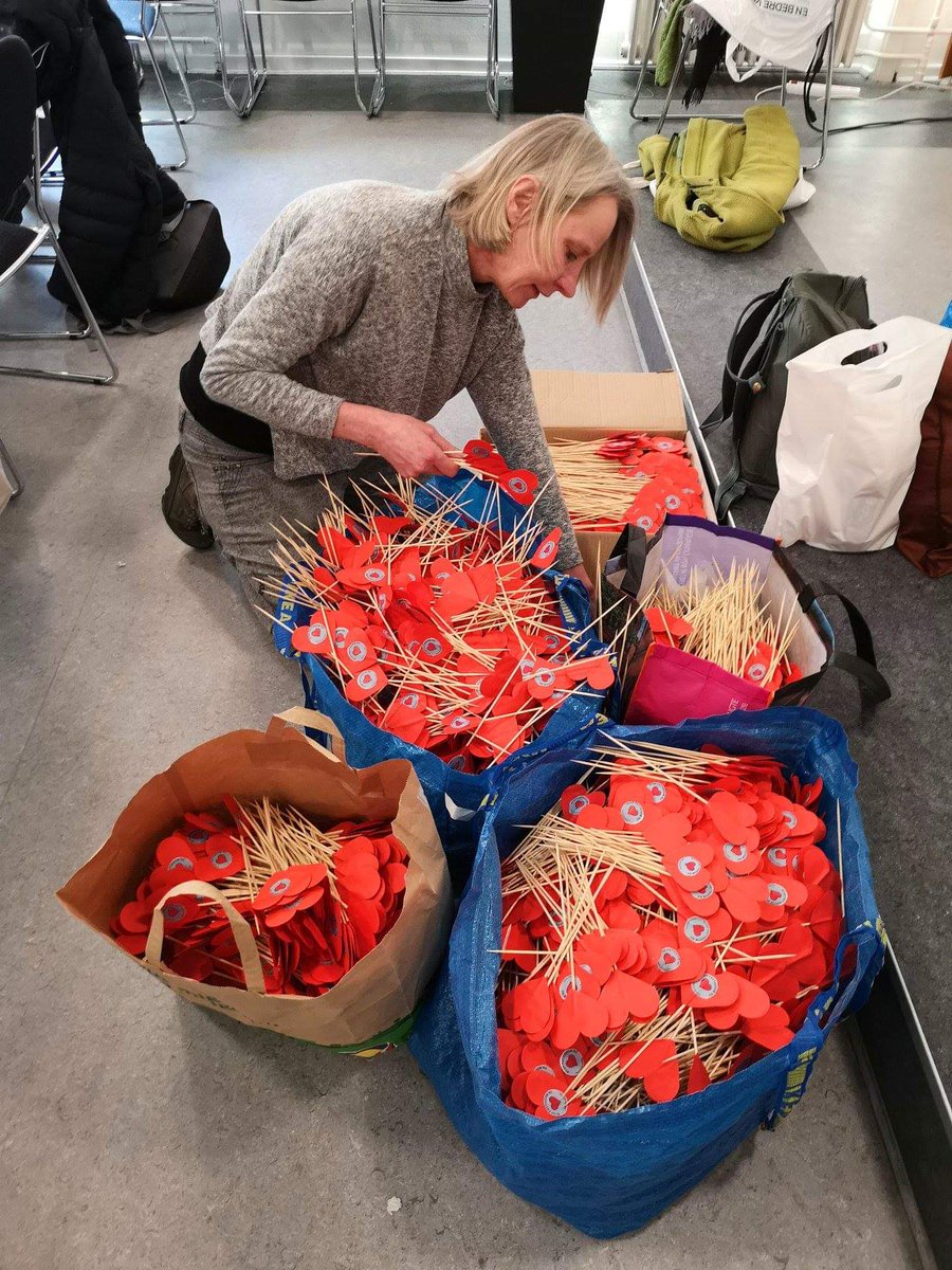 Naestehjaelper's tweet photo. Kan vi snart få et utvetydigt klart svar på, om @Spolitik og @RosenkrantzT vil afskaffe Kontanthjælpsloftet og 225 timers reglen? I har haft 4 år til at blive konkrete. En Ydelseskommision er ikke konkret. Mad i køleskabet, tøj til børnene og medicin i toiletskabet er derimod. https://t.co/bBz7uovVNi