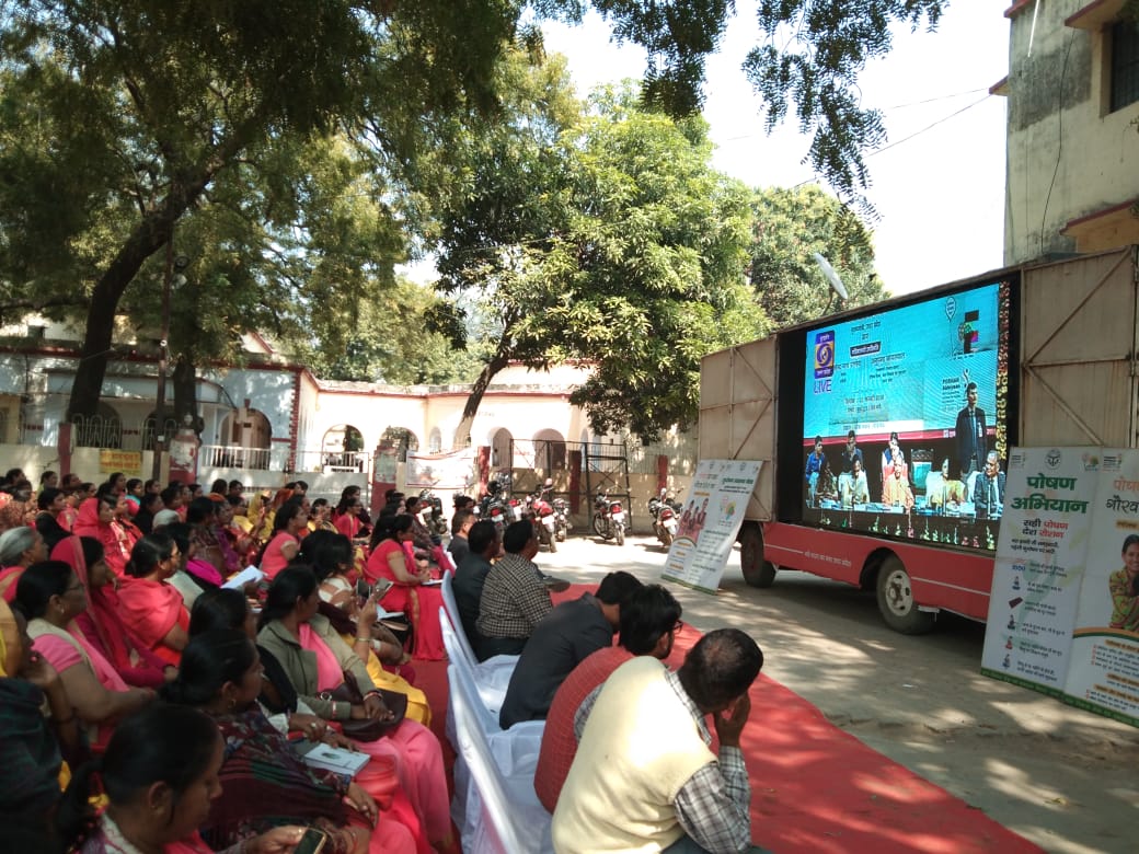 UPGovt's tweet image. #UPCM श्री @myogiadityanath जी द्वारा किशोरी बालिकाओं के लिए स्कीम फॉर एडोलेसेंट गर्ल्स (एसएजी) के शुभारम्भ कार्यक्रम का जनपद मिर्ज़ापुर में आंगनबाड़ी कार्यकत्रियां लाइव प्रसारण देखते हुए।