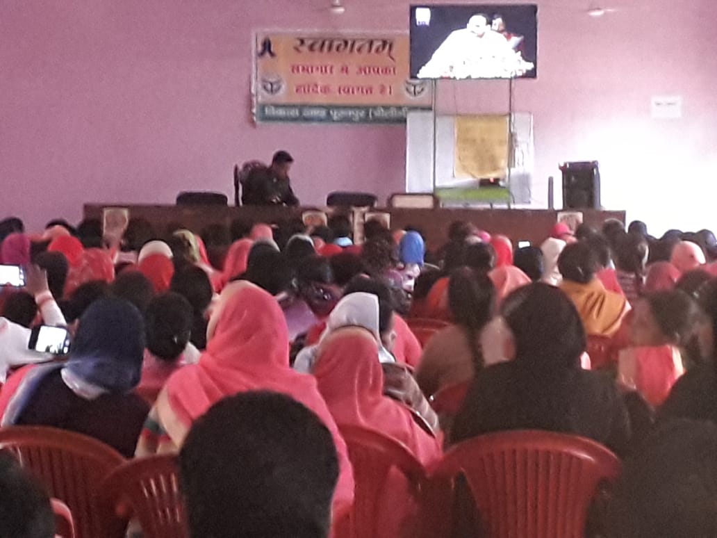 UPGovt's tweet image. #UPCM श्री @myogiadityanath जी द्वारा किशोरी बालिकाओं के लिए स्कीम फॉर एडोलेसेंट गर्ल्स (एसएजी) के शुभारम्भ कार्यक्रम का जनपद पीलीभीत में आंगनबाड़ी कार्यकत्रियां लाइव प्रसारण देखते हुए।