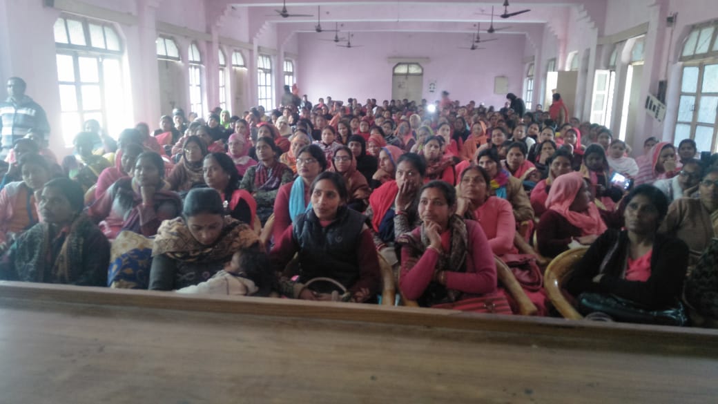 UPGovt's tweet image. #UPCM श्री @myogiadityanath जी द्वारा किशोरी बालिकाओं के लिए स्कीम फॉर एडोलेसेंट गर्ल्स (एसएजी) के शुभारम्भ कार्यक्रम का जनपद पीलीभीत में आंगनबाड़ी कार्यकत्रियां लाइव प्रसारण देखते हुए।