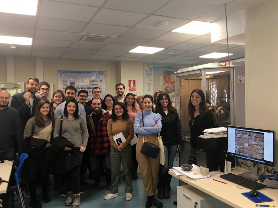 MasterMejorr's tweet photo. Visita el pasado martes 19 de febrero al CAI de Ciencias Geológicas dónde se pudieron ver los equipos de investigación de Difracción de Rayos X,  Microscopía Electrónica, Espectroscopía de Infrarrojos, Análisis Térmicos,  Cromatografía, Espectometría, etc. https://t.co/RiXJXUKGbw