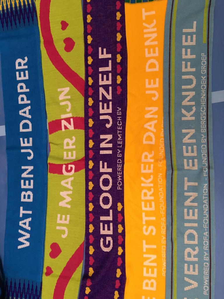 Vandaag heeft <a href="/semmyschilt/">Semmy Schilt</a> samen met zijn instructeur Peter Boer een kickboks training gegeven aan jongeren van Wilster. Na de training werden sjaals van <a href="/HetVergetenKind/">Het Vergeten Kind</a> uitgedeeld met motiverende teksten om de jongeren een hart onder de riem te steken.