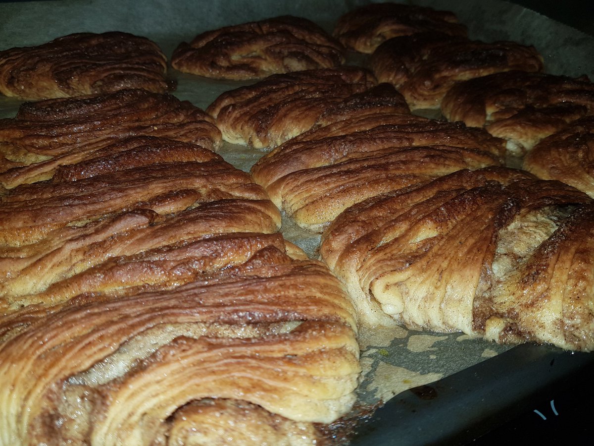 Eben ersma n Blech schön ölige Franzbrötchen aus dem ofen geholt <a href="/mcky_tv/">Mcky</a>