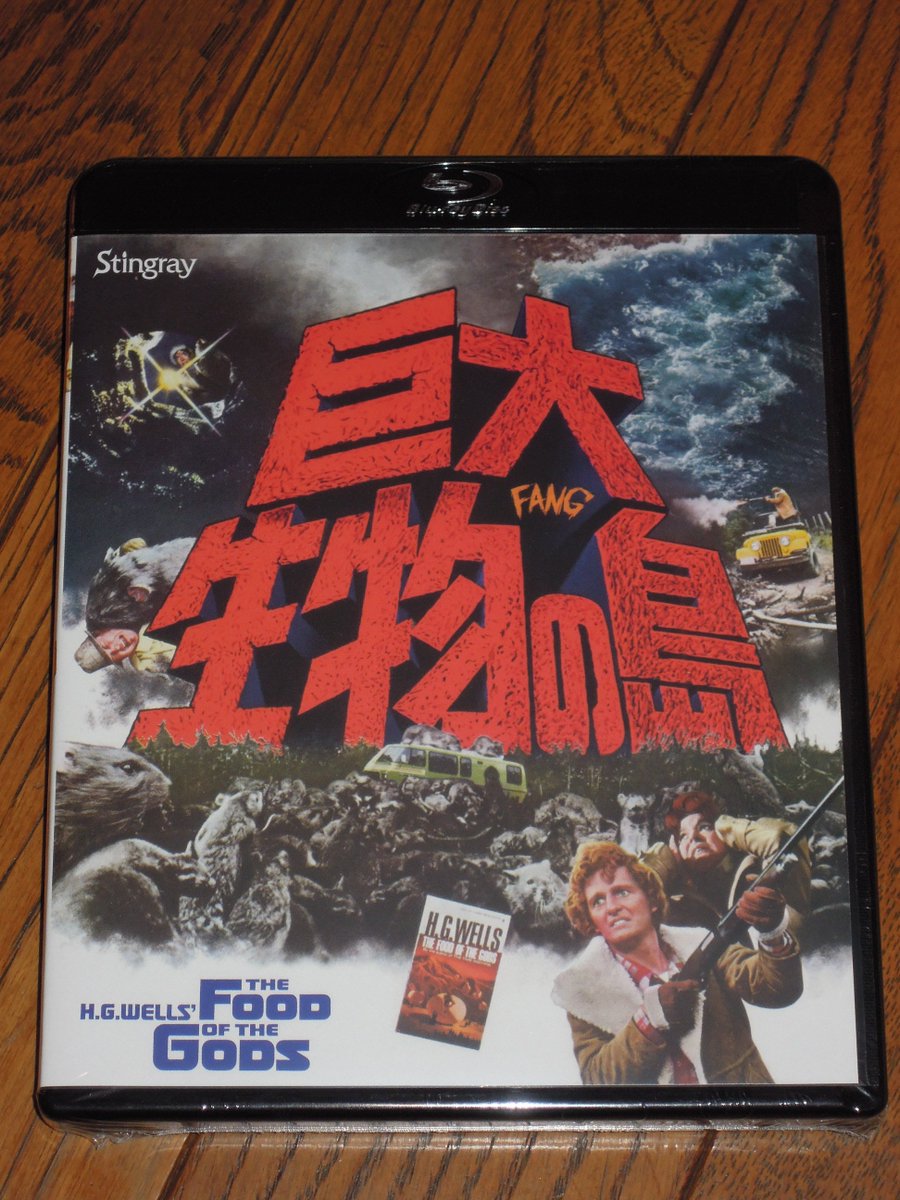 ネズミツオ Twitter પર スティングレイさんから 巨大生物の島 Blu Rayと 映画 の字幕ナビ が届いていました なんでも動物が大きくなる摩訶不思議島の摩訶不思議アドベンチャー 納屋で死ぬほどバカでかい鶏が襲ってくるところと 本物のねずみ大群が溺死しそうに