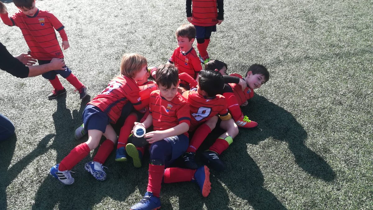 UDAldaiaCF_Base's tweet photo. 🔴🔴🔵⚽️ Fotos de los #querus que preparan Alejandra Díaz, María Gil y Nuria López #querufotos #laUD #minirojitos https://t.co/ZOHDMwuOi1