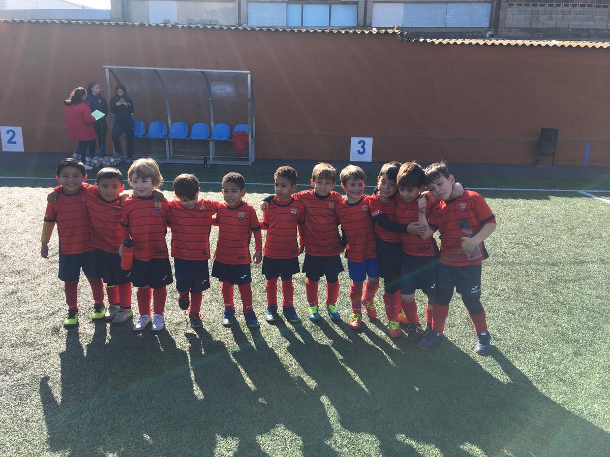 UDAldaiaCF_Base's tweet photo. 🔴🔴🔵⚽️ Fotos de los #querus que preparan Alejandra Díaz, María Gil y Nuria López #querufotos #laUD #minirojitos https://t.co/ZOHDMwuOi1