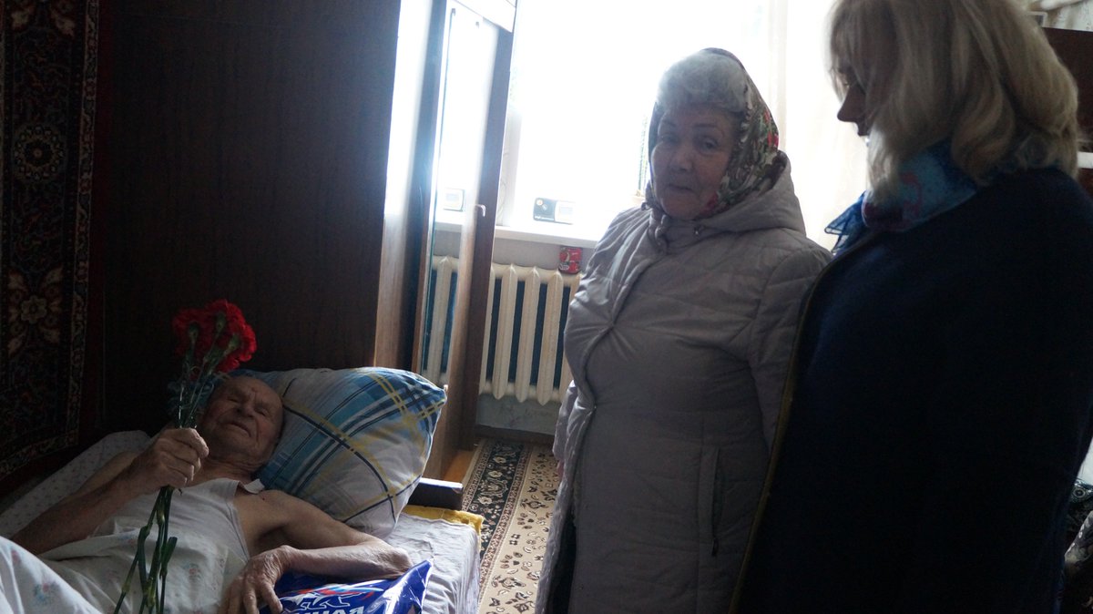 21.02. Секретарь Палехского районного МО Новожилова Наталья Владимировна и Председатель Совета ветеранов Калинина Светлана Алексеевна в рамках федерального партийного проекта "Старшее поколение" в честь праздника День защитника Отечества поздравили Инвалидов ВОВ района