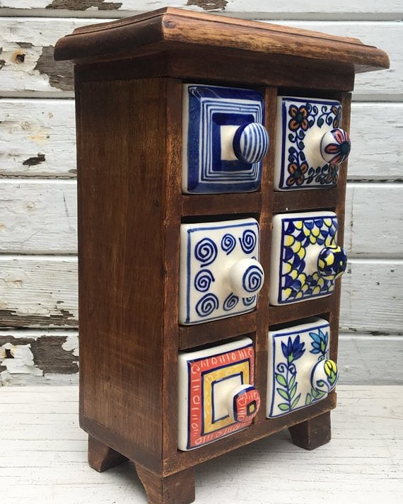 project_clique's tweet photo. This lovely and adorable colourful six drawer box. The drawer box is handcrafted from sustainable mango wood and the ceramic drawers are hand-painted with different but complementary designs.
#Cliqueprojects #FairTrade #SpiceChest https://t.co/HIiWnBwZsO