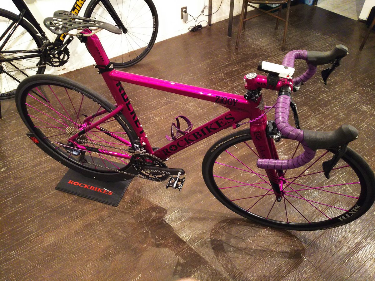 lovecourtney828's tweet photo. あと数日で閉店してしまう
ROCKBIKES原宿さんへ✨✨
なかなか間近で見ることの出来ないロケット号を見納めです💓
神々しい✨美しい✨パーフェクトな🚲
お邪魔しました💦いつも楽しいお話ありがとうございます😊😊
 #最後は結局森重さん格好いいで終わり笑。
 #森重樹一 #ZIGGY 
 #ロックバイクス原宿 https://t.co/PFUQ2agr3I