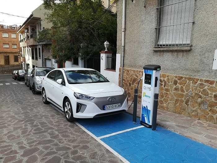 ovans_es's tweet photo. Mañana a las 11:00 en #Serra habrá una demostración sobre el funcionamiento del #puntoderecarga público y gratuito para #cocheseléctricos. El primero dentro de un #parquenatural, el de la #SerraCalderona, gracias a la financiación de @GVAivace y @AjuntamentSerra ¡Os esperamos!👏🏽 https://t.co/97oKAwJtie