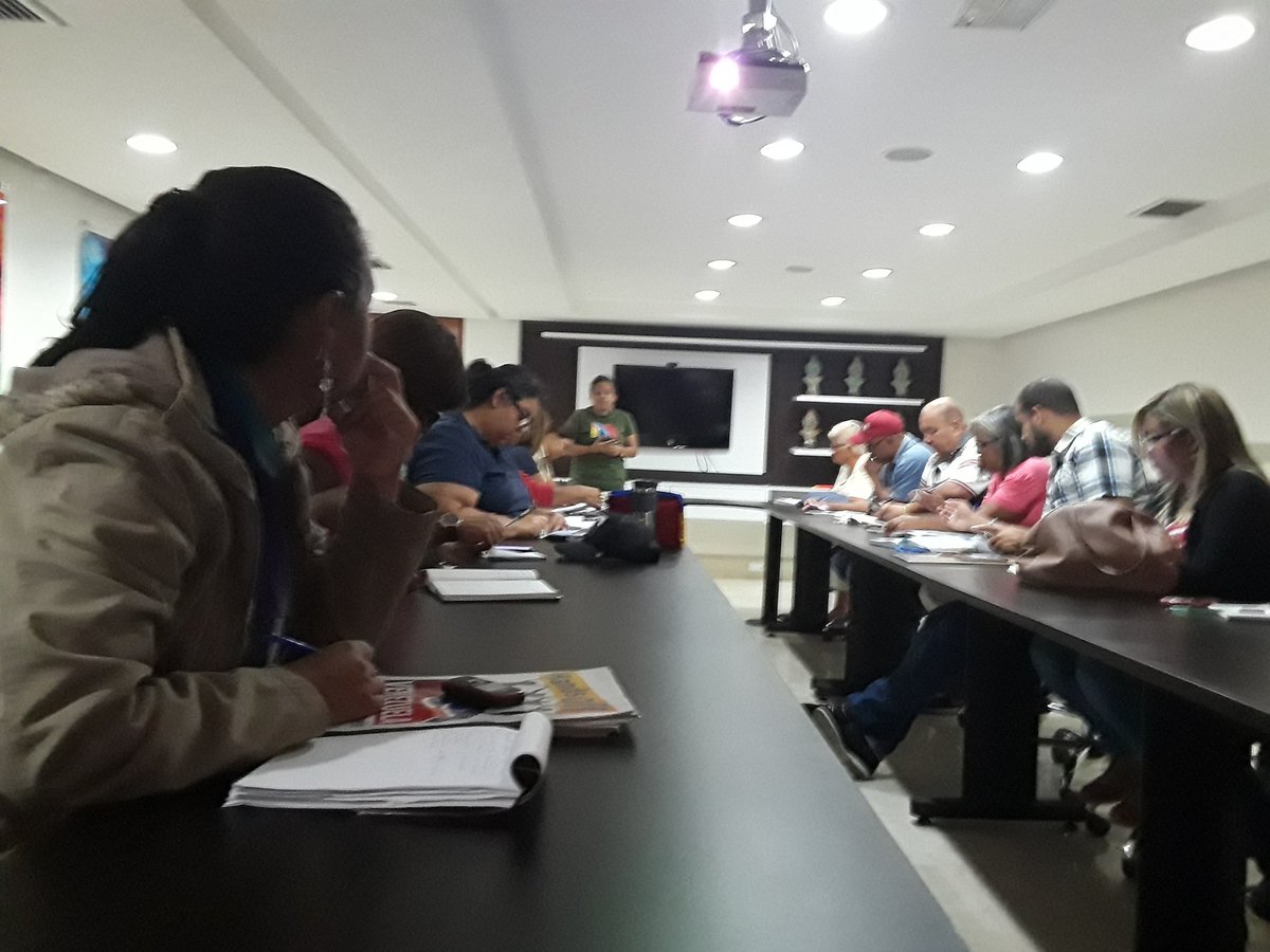 LavegaEma's tweet photo. .Reunion con los 28 Jefes y Jefas de Estados Mayores de Alimentación para abordar temas de la agenda Febrero Rebelde y planes de distribución en las parroquias por medio de los CLAP.
@NicolasMaduro 
@dcabellor 
@ErikaPSUV 
@Nahumpsuv 
@GriselSanJuan 
@aleman72psuv 
@xailintejera https://t.co/Df4nPsGFQ9