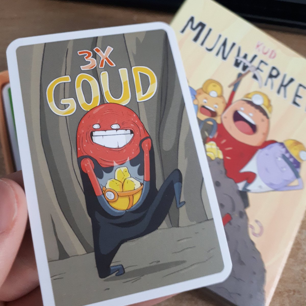 Eindelijk kun je al je leugens weer kwijt! Want het party-spel Mijnwerkers is EIN-DE-LIJK weer verkrijgbaar op kudshop.nl!