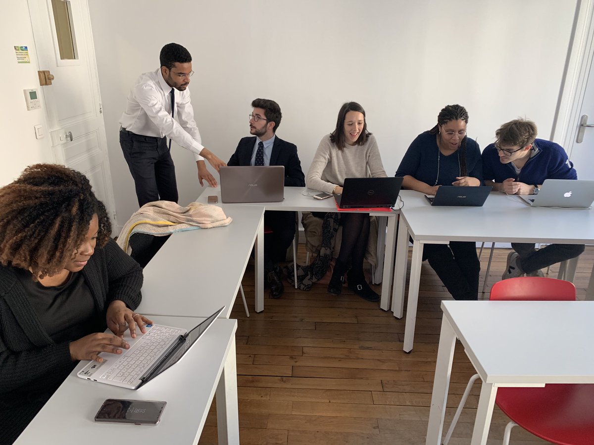 Seraphinades's tweet image. Les étudiants @EcoleHead créent leur premier #legalbot sous le mentoring @gibran_freitas , co-fondateur @LegalTechAfrica
