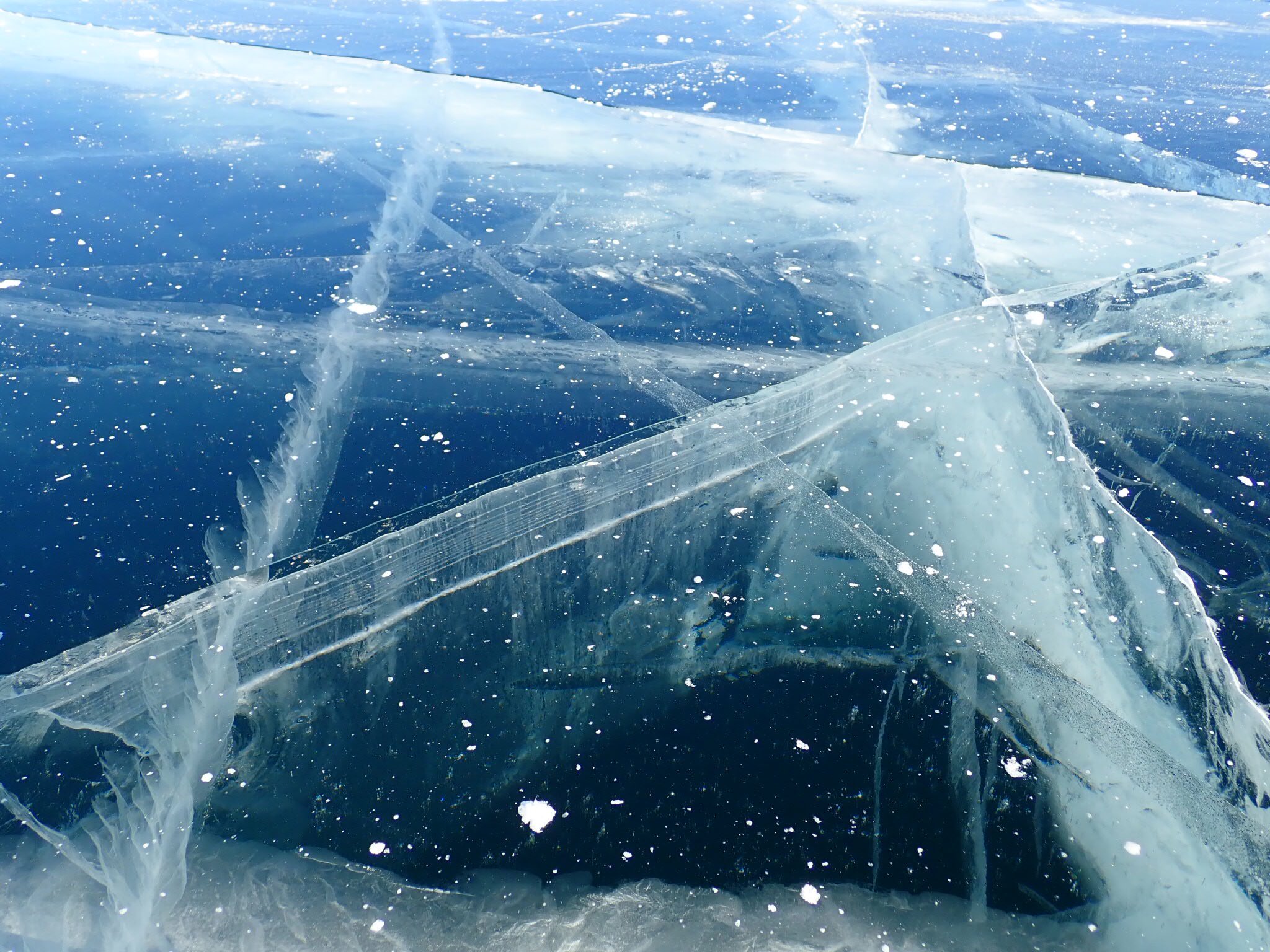 みか バイカル湖2日目は オリホン島の北端まで行ってきました 凍った湖の深くまで見えるほどの透明度 ただ 観光客が増えすぎたためか 氷が削れた白い粉が表面に付着していてせっかくの透明度を邪魔しているのが残念 バイカル湖 T Co