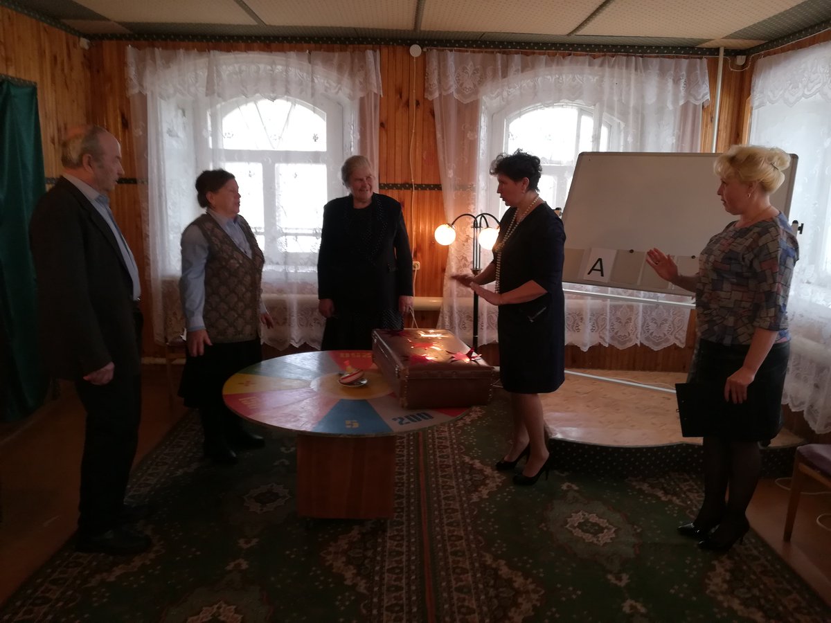 21.02.2019 г. дом культуры п. Лух открыл свои двери для ветеранов поселка, пригласив их принять участие в интеллектуальной игре "Поле чудес". Тенма игры была "Узнай цветок". Хоть задания были и не просты, но участники блестяще справились с вопросами и получили памятные подарки.