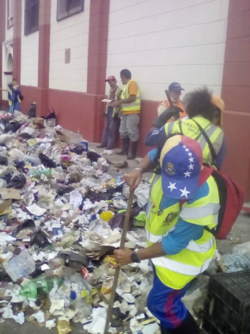 GobiernodeSC's tweet photo. Recolección de desechos sólidos en las adyacencias del Colegio María Auxiliadora y Asilo San Antonio. #SanCristóbal #SanCristóbalHumana #GobiernodeSC #YomeSumo https://t.co/JgtlnCsmvv
