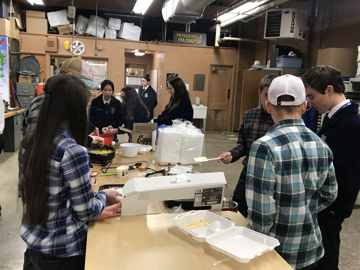 JacobMeisner's tweet photo. Where else can you find 20+ students to cook breakfast for teachers and alumni?! Happy FFA Week from Princeville FFA! #ElevateILFFA #FFAWeek19 #PrincesPride https://t.co/Wv5xR5VJ6W