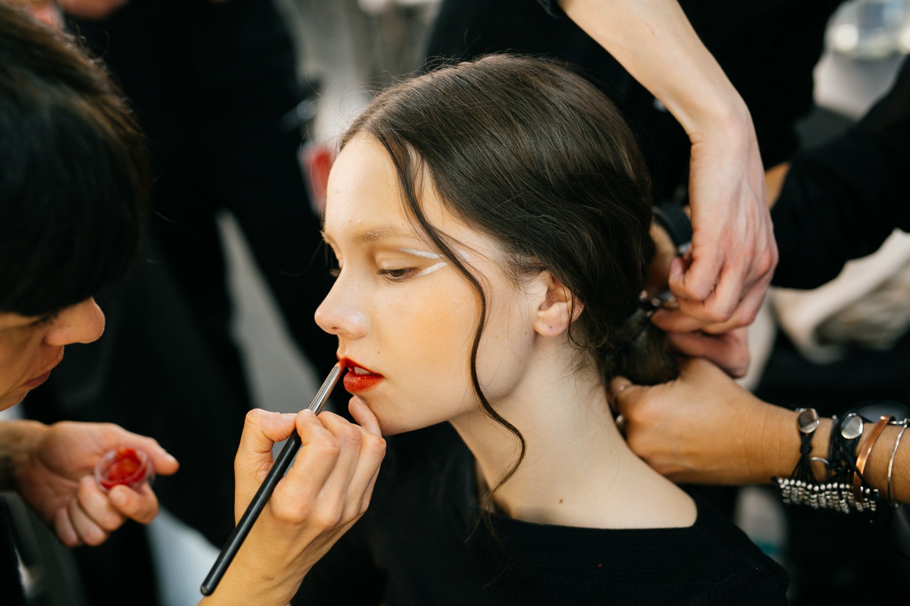 van Beknopt Oneerlijk Armani on Twitter: "A closer look at the Armani Beauty​ makeup look from  the #EmporioArmani FW19-20 show #mfw https://t.co/jmHxnYpe5b" / Twitter