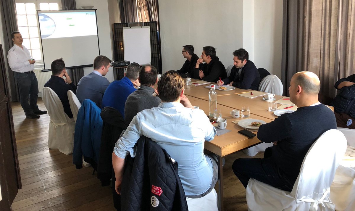 Technische opleiding AirMaid ozon generator. Deze ozon-unit wordt gebruikt voor het reduceren van vet, geur en bacteriën, vooral in grootkeukens.