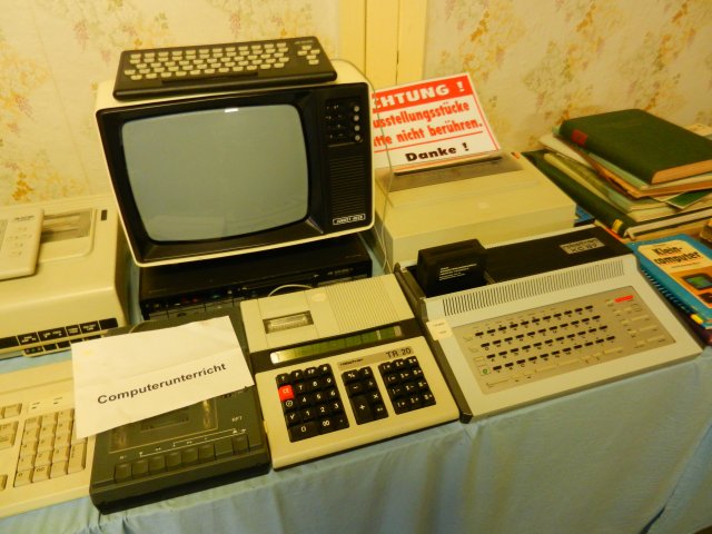 aus_BBde's tweet photo. Smartphone abgeben war gestern?
..Bundesland Brandenburg &amp; der sog. #Digitalpakt
https://t.co/fuc4ebOO9M
Rückblick Digitalisierung 80er Robotron Mikroelektronik RFT
KC85 KC Compact Bildschirm Drucker
Unpoxing-Bild KC Compact DDR #Polytechnik-Rechner Bildung Freizeit Jugend https://t.co/ZT2IXQqp5w