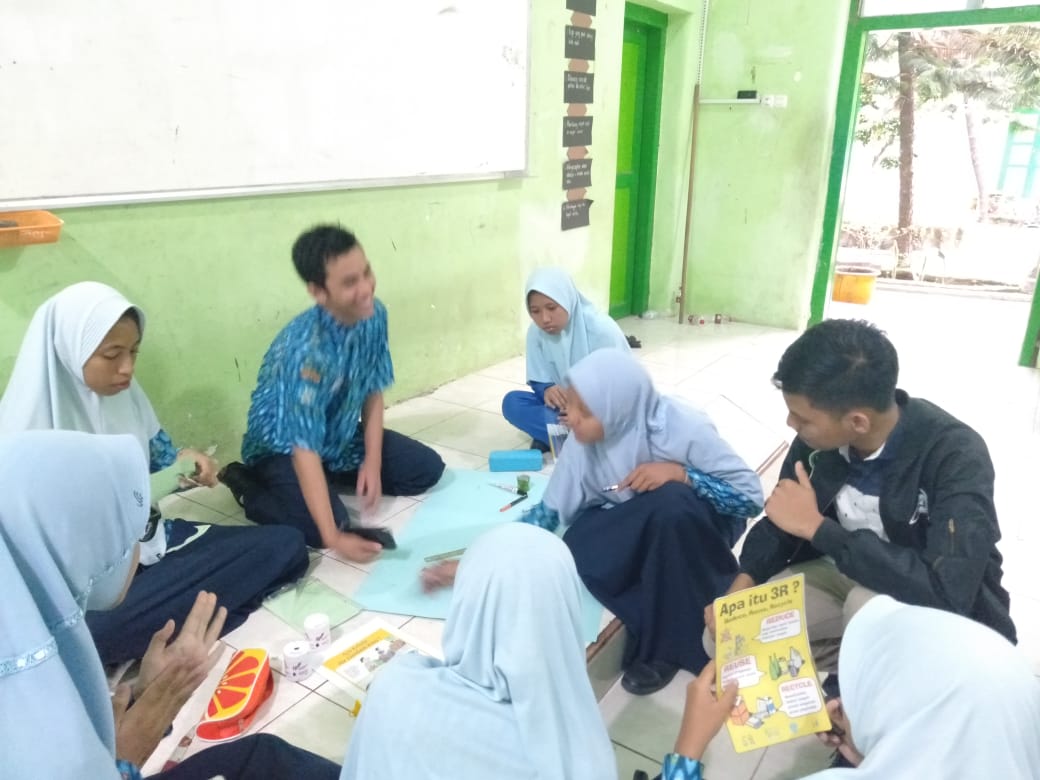 ShofiHoo's tweet photo. #GenRevolutionBERTEMAN Membuat mading dadakan bertujuan sbg aksi kreatif dan informatif yang membutuhkan kerjasama gotong royong👌
#hpsn2019 @BKKBNofficial @kemenkopmk @situbondo_kab 
#aksigenre #shofihoo #genresitubondo #genrejatim #genreindonesia #bkkbn #kemenlhk https://t.co/lMIpgIE5bx