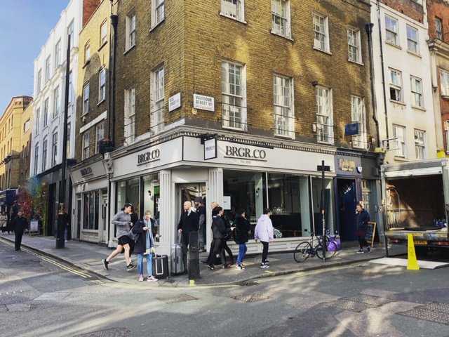 CDGLeisure's tweet photo. #CDGDoneDeal by @Sammy_CDG and David Kornbluth in #Soho! New and exciting #grabandgo operator moving in soon..watch this space!
#restaurantsforsale #buyarestaurant #soholondon #restaurantscene #sohorestaurant #sohofood #food #WardourStreet #newrestaurant #Jointhejourney https://t.co/JT7HZfEjxQ