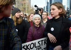 Forumeteoclimat's tweet image. 🌏 A l'occasion de la marche du #climat à #Bruxelles la jeune @GretaThunberg provoque l'hystérie aux côtés de #AnunaDeWever #KyraGantois et #AdélaïdeCharlier #Youth4Climate -&amp;gt; urlz.fr/8YKT