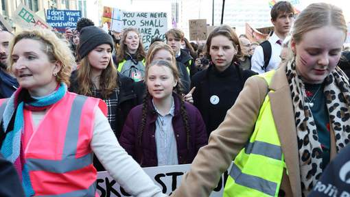Forumeteoclimat's tweet image. 🌏 A l'occasion de la marche du #climat à #Bruxelles la jeune @GretaThunberg provoque l'hystérie aux côtés de #AnunaDeWever #KyraGantois et #AdélaïdeCharlier #Youth4Climate -&amp;gt; urlz.fr/8YKT