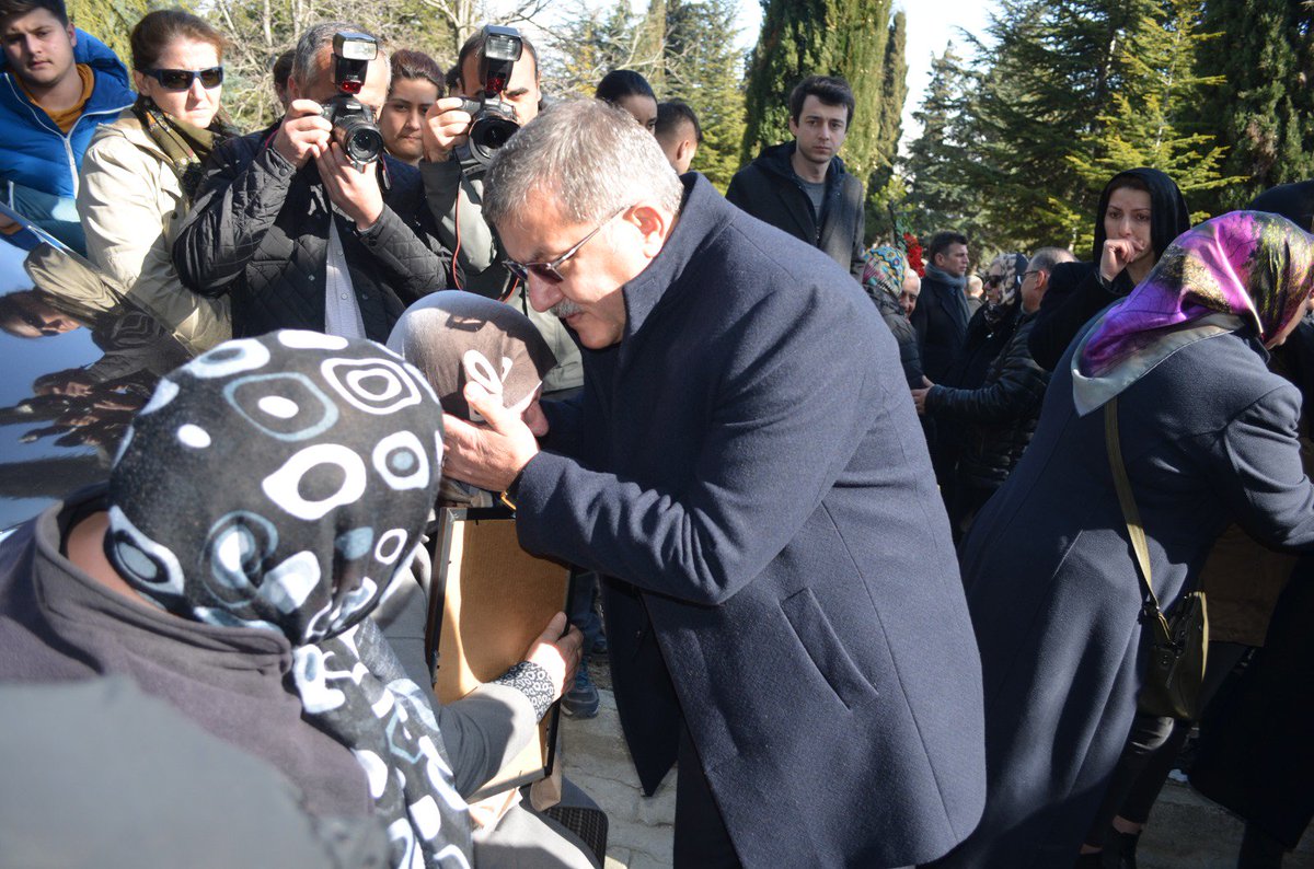 Rahatsızlığı nedeniyle tedavi gördüğü hastanede 54 yaşında hayatını kaybeden Polis Başmüfettişi 1.Sınıf Emniyet Müdürü Lütfullah Uğur Pekcan, Amasya’nın Merzifon ilçesinde son yolculuğuna uğurlandı.
Ayrıntılı bilgi için; bit.ly/2GCVdm0