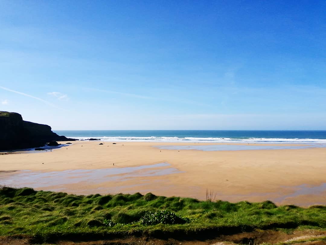 It is February. Today I was on the beach in a t-shirt in FEBRUARY! What a flippin' beautiful day in Kernowfornia 🌊☀️ #Cornwall #LoveCornwall #Coast #MawganPorth #Kernow #Beach #Seaside #Springiscoming #Petsitter #Dogwalker #Lovemyjob