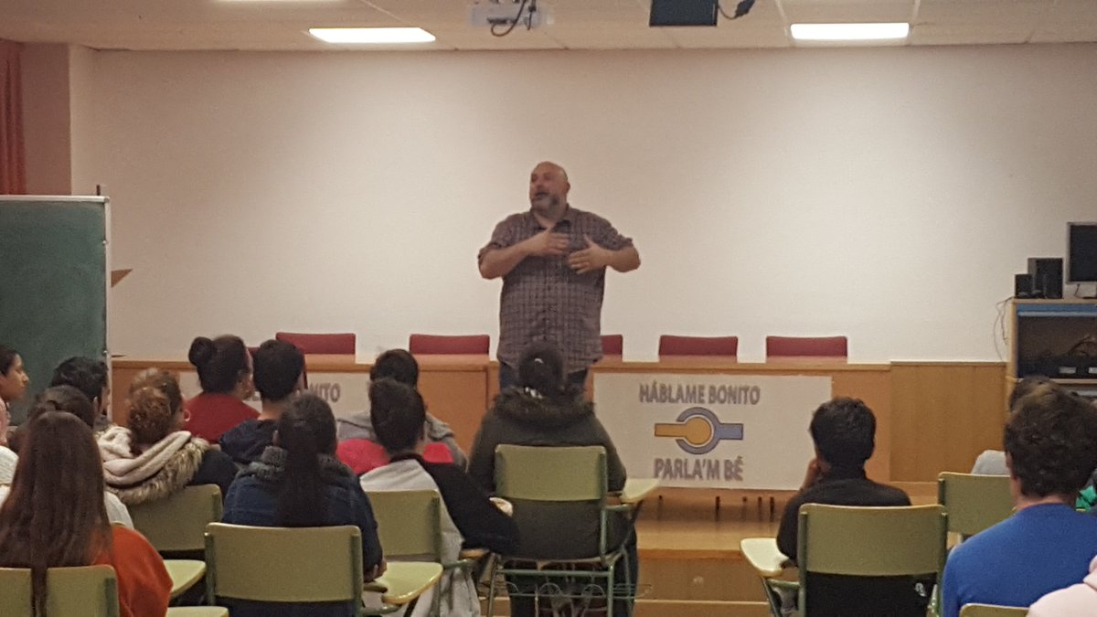 Un par de momentos de un #monólogo de Félix Albo (<a href="/FLXALBO/">Félix Albo</a>) en nuestro Instituto dentro de la campaña #HablameBonito #ParlamBe