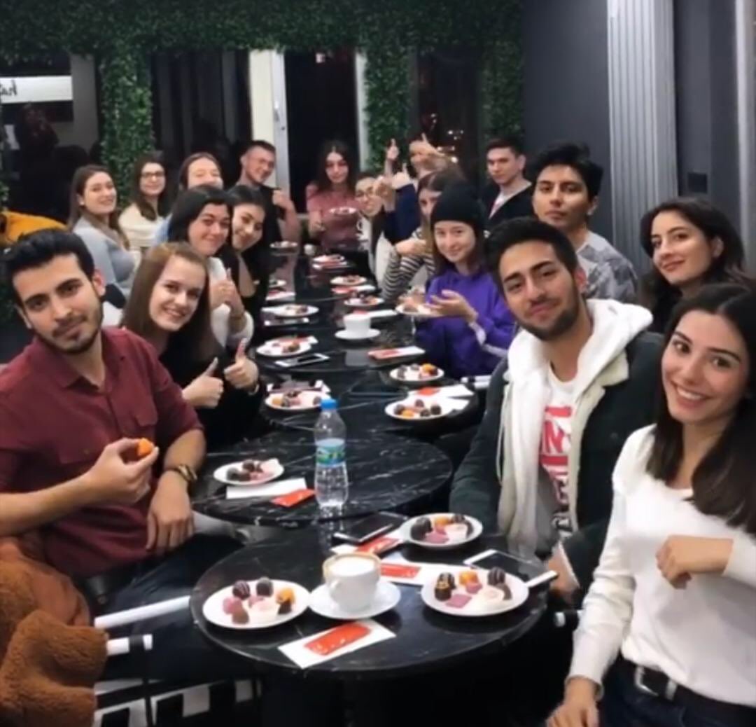 R U B Y 🥰
Rengi tamamen doğal 4. nesil çikolatanın tadımını gerçekleştirdik.
🍫
Rengiyle bizi büyüleyen ruby lezzetiyle de büyüledi. 🤩 Tabaktaki diğer çikolatalar da rubynin lezzetine lezzet kattı.  
🍫 
Bir sonraki etkinlik için beklemede kalın!
#birtutamgastronomi