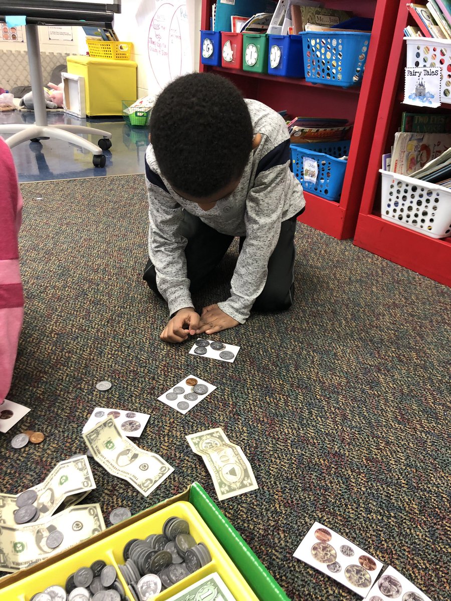 SECassidy1's tweet photo. Counting money! @SerenaHills_161 #D161learns https://t.co/XNDBkn0J3Q