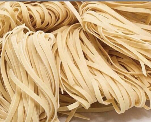 Паста фетучини 1. Макароны сухие. Шебекинские макароны спагеттини. Плоская лапша. Домашняя лапша зеленая.