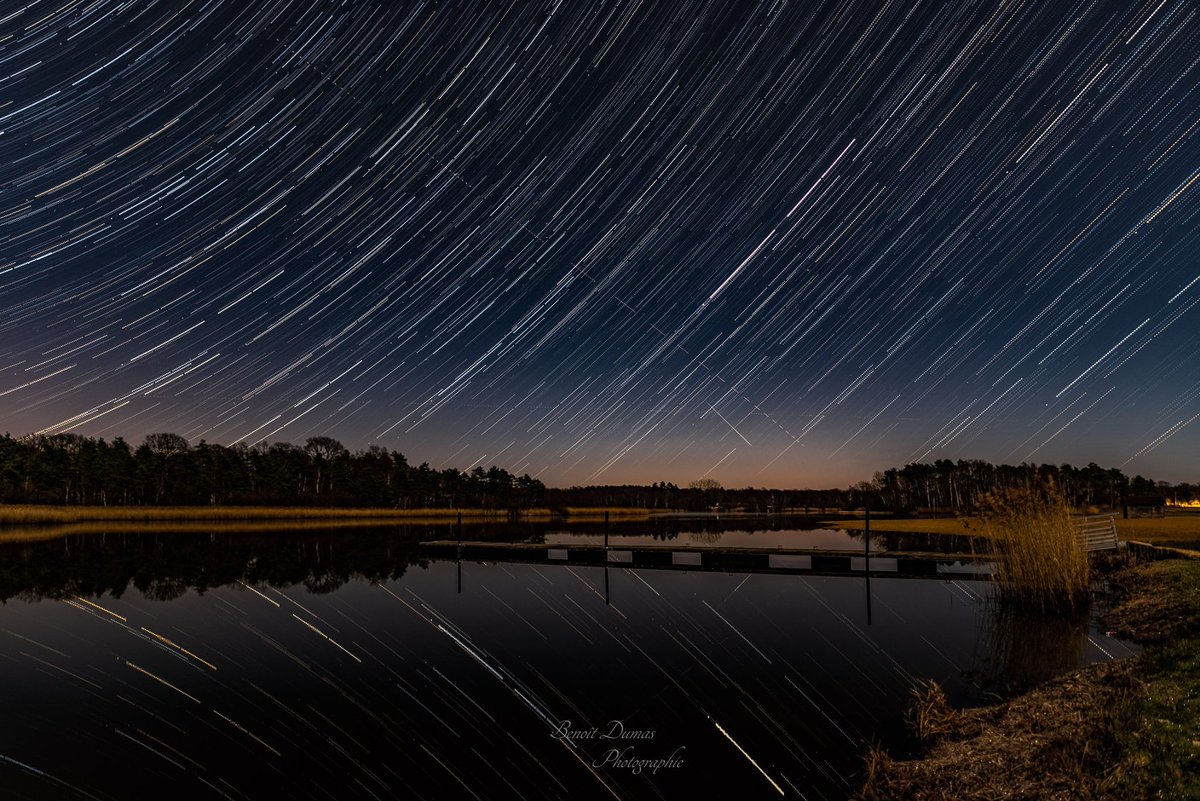 MyLoireValley's tweet photo. Vue de nuit sur l'étang de la vallée à Combreux. Qu'en pensez-vous ? Nous on adore 🤩

📸 : assemblage de 100 photos par Benoît Dumas - #valdeloire #loiret #combreux #jeudiphoto https://t.co/zMWRHMptfi