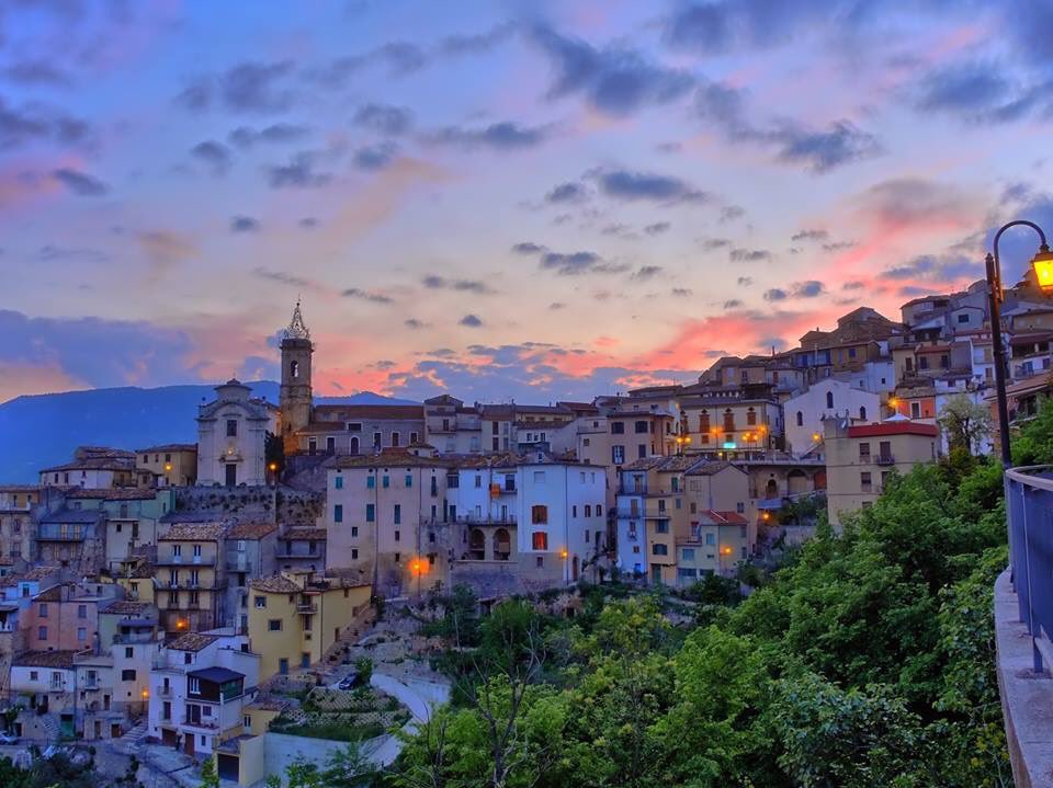Colledimezzo (Ch) è uno dei borghi della Vallata del Sangro tra i più incantevoli. Al tramonto, quando il sole tinge di sfumature rosate il cielo, diventa proprio fantastico! <a href="/bikelifelive_/">Bikelife live your passion</a> <a href="/abruzzofacebook/">Regione Abruzzo</a> <a href="/YourAbruzzo/">Visit Abruzzo</a>