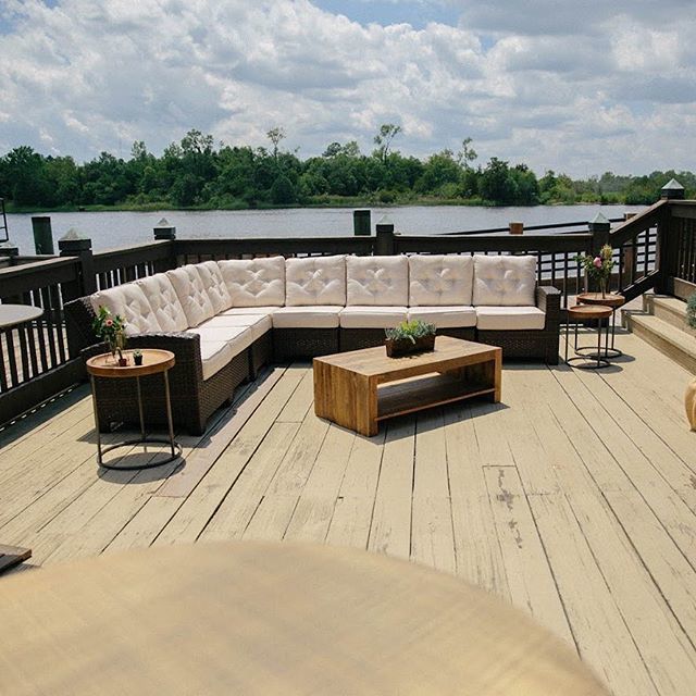 Not only is our Riverfront deck nice for ceremonies, but it’s also great for cocktail hour. 🍹🍸📷: @lightbloomphoto ift.tt/2T978Of