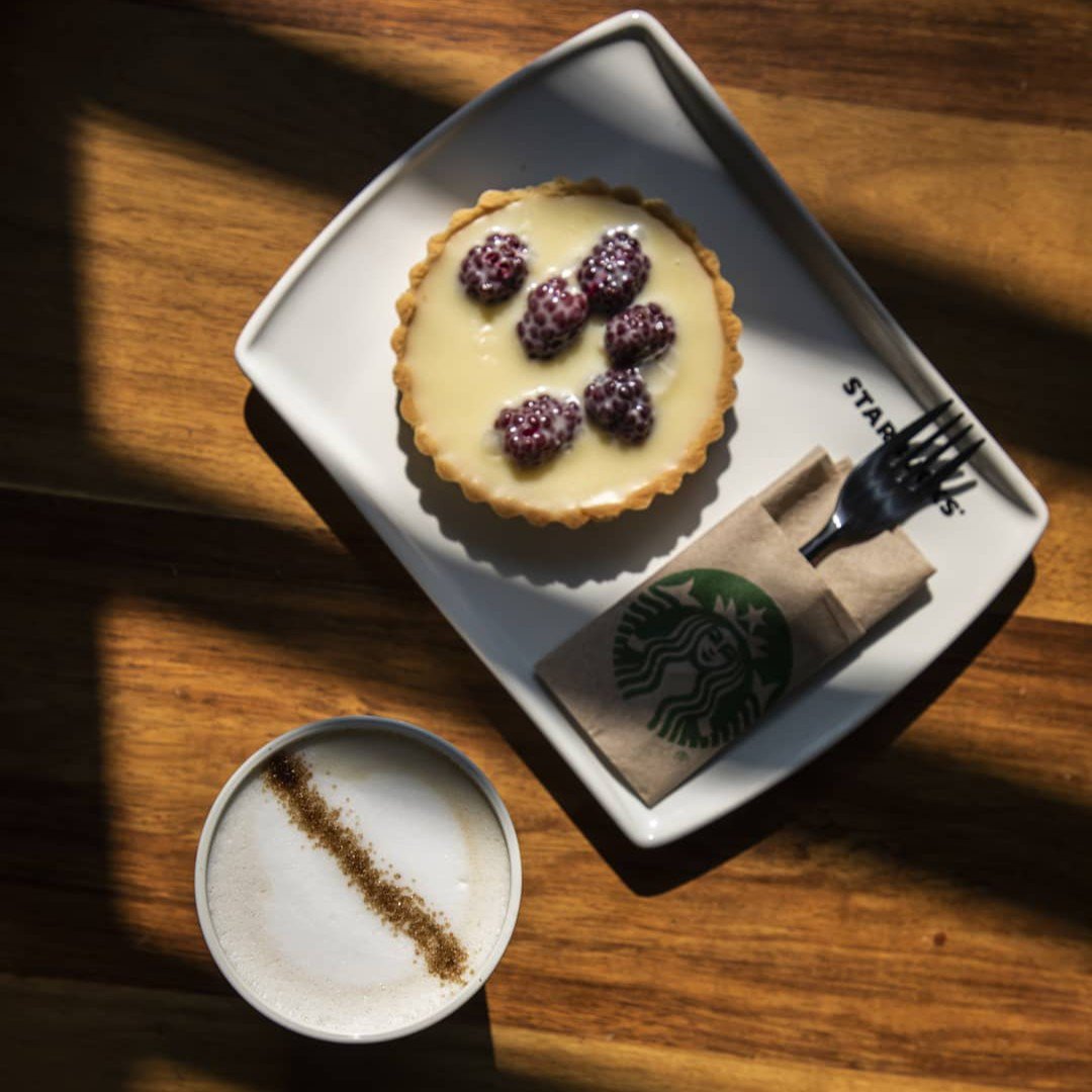 MagmaShops's tweet photo. Cuando te quieres consentir, @StarbucksMex tiene esta combinación especial para ti. 🤗💋👇
#CáscaraCappuccino #TartaDeMoras 
📍Sucursal @MagmaShops
.
.
#MagmaShops
#HoyesdiaMagmaShops
#Starbucks
#CoffeeLovers
#ButFirstCoffee https://t.co/Ovgj1ydBqf