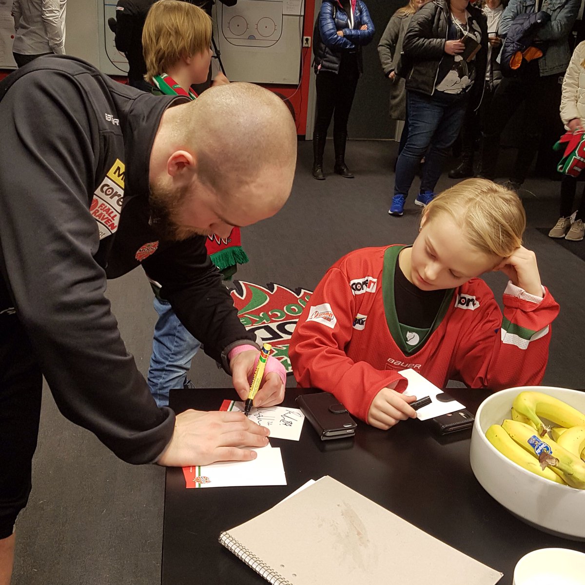 MoDo_Hockey's tweet photo. Igår bjöd vi och @limepark in barn från @MinStoraDag till en grym kväll i Fjällräven Center. Det blev pizzabakning, autografskrivande och många selfies med spelarna. Tack för att ni kom och hoppas ni hade en bra kväll! #modose https://t.co/G5FnYwmYCW