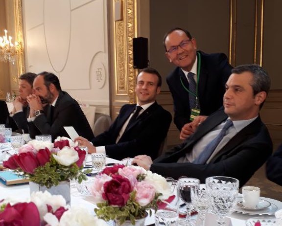 Engagement tenu ! La contribution <a href="/Maine_et_Loire/">Département Maine-et-Loire</a> au #GrandDebat remise en main-propre à <a href="/EmmanuelMacron/">Emmanuel Macron</a> 
▶️ Organisation État: +décentralisation ac moyens
▶️ Fiscalité: 1 collectivité=1 impôt 
▶️ Écologie: +incitation/-punition 
▶️ Citoyenneté: oui à reconnaissance vote blanc