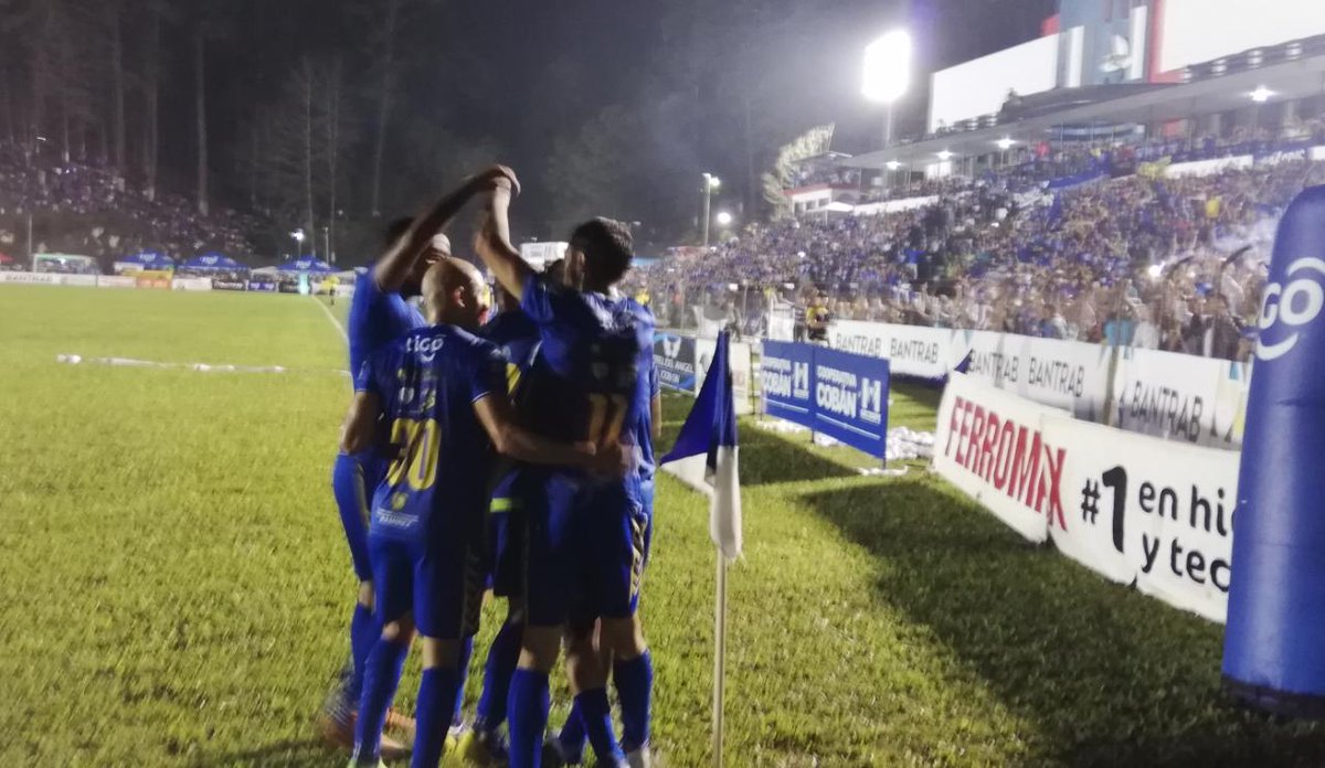 Lared1061's tweet photo. #CopaGT El ingreso del Verapaz para ver al Campeón de Copa.

https://t.co/12QQT5tjyL https://t.co/ubC3WfvEG5